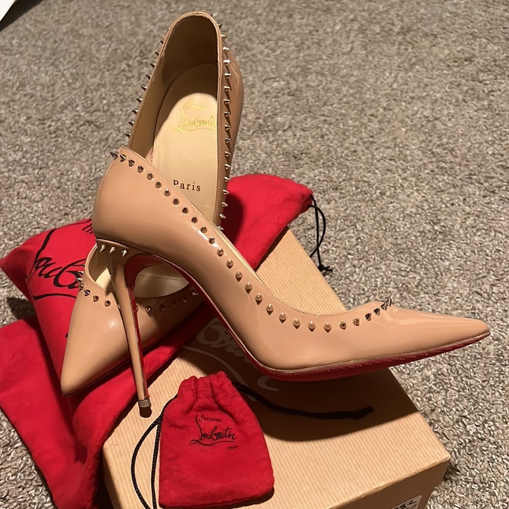 Christian Louboutin Anjalina 100 sz 38/7.5 nude patent with gold spikes